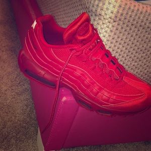 Triple red Nike AirMax 95’s 10.5 men’s Size
